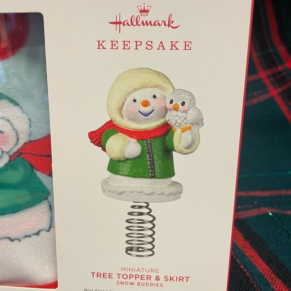 NIB “Snow Buddies” Hallmark Keepsake Mini Tree Topper & Skirt - Picture 4 of 8